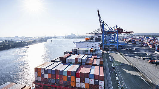 Ship arrivals in Hamburg