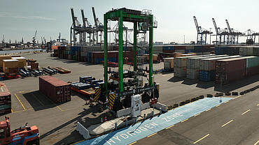 HHLA tests Hydrogen Straddle Carrier at Container Terminal Tollerort