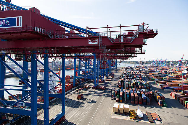 Zur optimalen Bedienung großer Containerschiffe setzt der Container Terminal Burchardkai in Hamburg Tandem-Containerbrücken ein.