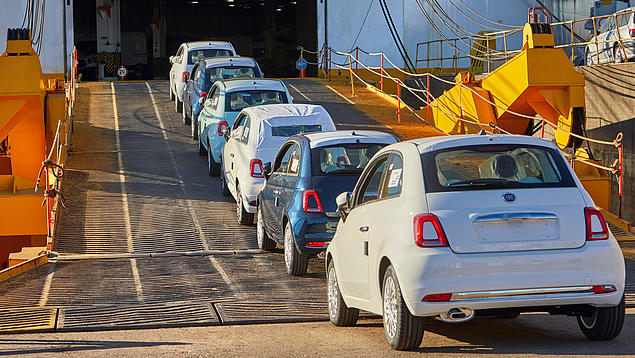 Automobil-Logistik der HHLA: Fachgerechte Verladung von Neufahrzeugen auf ein RoRo-Schiff zur Sicherung globaler Lieferketten für die Automobilindustrie.