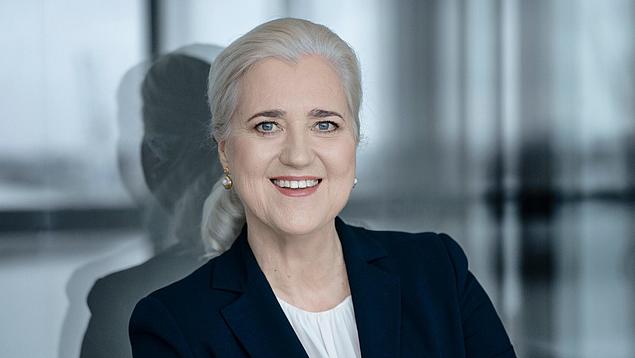 Portrait photo of the Chairwoman of the Executive Board of HHLA, Mrs Angela Titzrath.
