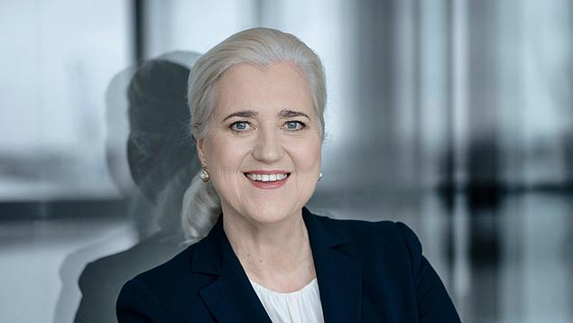 Portrait photo of the Chairwoman of the Executive Board of HHLA, Mrs Angela Titzrath.
