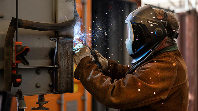 Schweißarbeiten zur Reparatur eines Containers durch einen qualifizierten Mitarbeiter bei der HHLA.