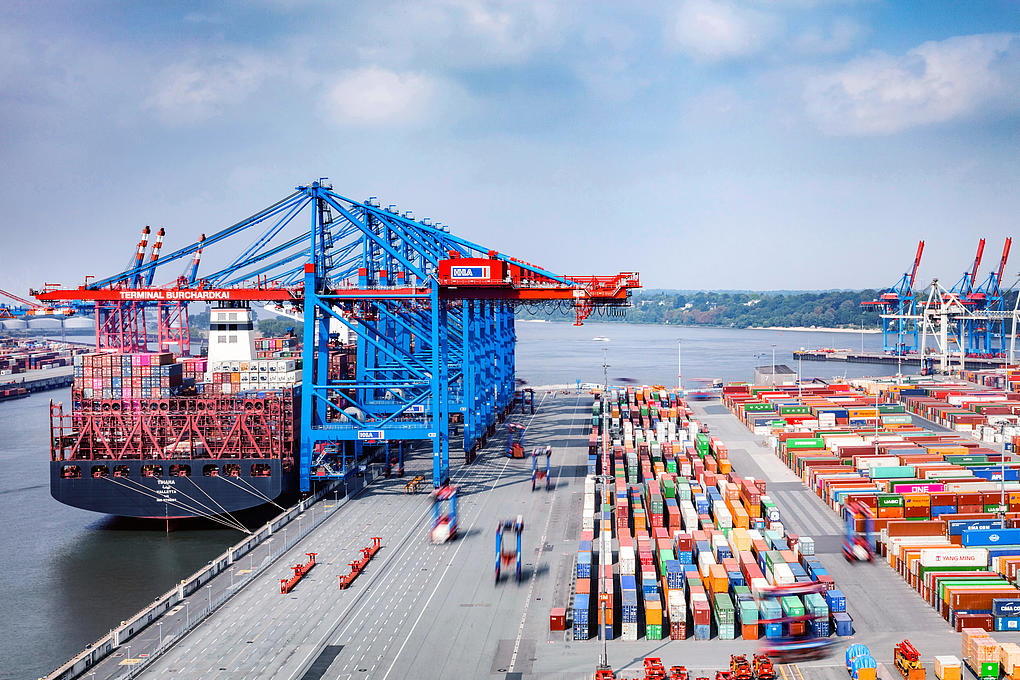 Container gantry cranes and block storage at Container Terminal Burchardkai