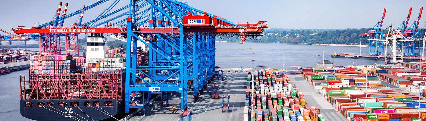 Ein Containerschiff liegt am Container Terminal Burchardkai in Hamburg.
