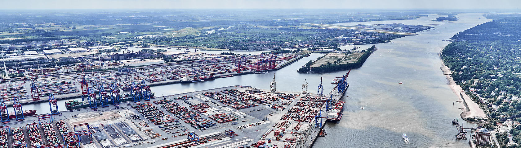 Luftaufnahme des HHLA Container Terminal Burchardkai (CTB) in Hamburg mit Blocklager, Containerbrücken und Van-Carriern (VC's) im Einsatz.