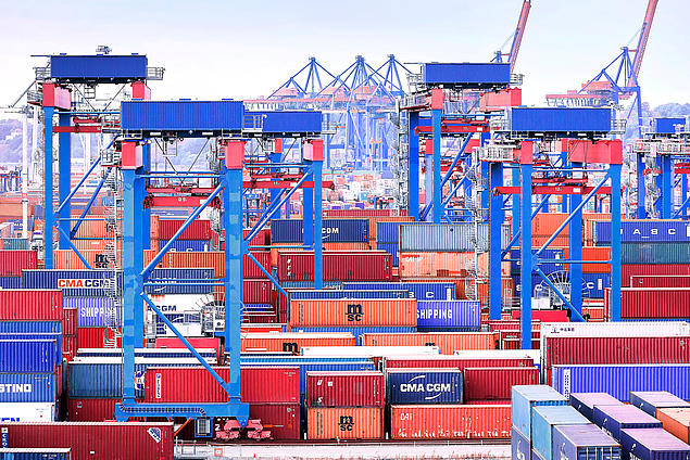 Besonders innovativ dabei sind am Container Terminal Burchardkai in Hamburg die drei übereinander arbeitenden Portalkräne. 