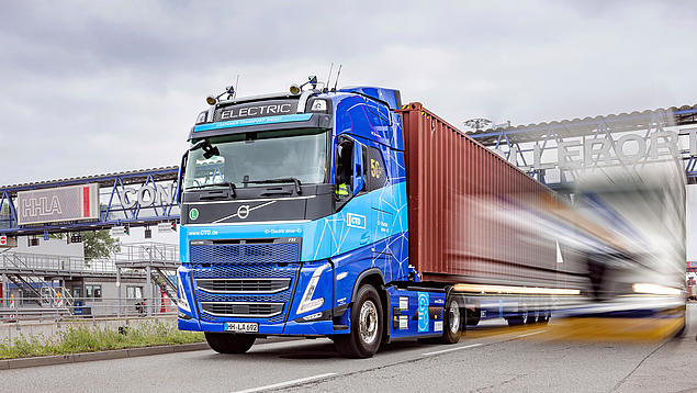 Elektro-Lkw beim Containertransport auf dem HHLA Container Terminal Tollerort.