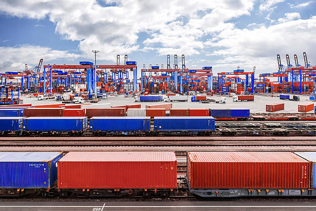 Der Container Terminal Burchardkai in Hamburg hat eine Schienenanbindung an den Eisenbahnhafen Hamburg und ein innovatives Lagerkransystem.