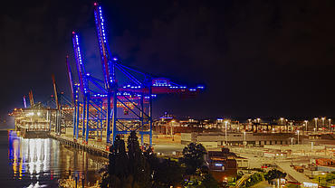 Blau leuchtender HHLA-Container eröffnet Blue Port Hamburg