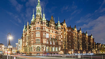 Rathaus der Speicherstadt erleuchtet