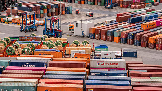 Blick auf ein HHLA-Containerterminal mit bereitgestellten Waren für die Zollabfertigung.