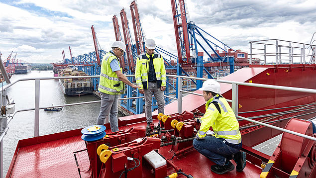 Technische Beratung bei der HHLA: Ingenieure prüfen Umschlagtechnik direkt vor Ort, um die Betriebssicherheit, Effizienz und Lebensdauer von Krananlagen und Fördersystemen zu maximieren.