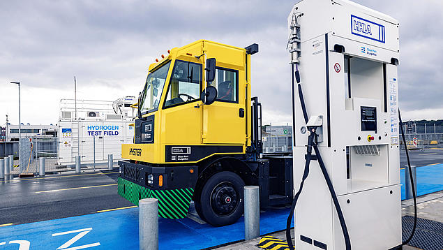 Ein wasserstoffbetriebenes Schwerlastfahrzeug wird an der Wasserstofftankstelle am HHLA Container Terminal Tollerort in Hamburg betankt – Teil des Clean Port & Logistics Clusters.