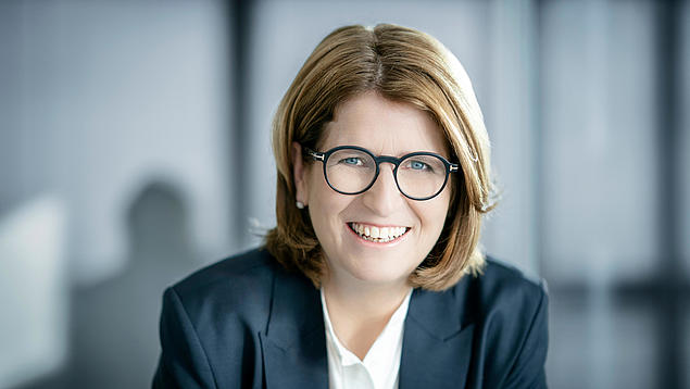 Portraitfoto des Vorstandsmitglieds der HHLA Annette Walter.