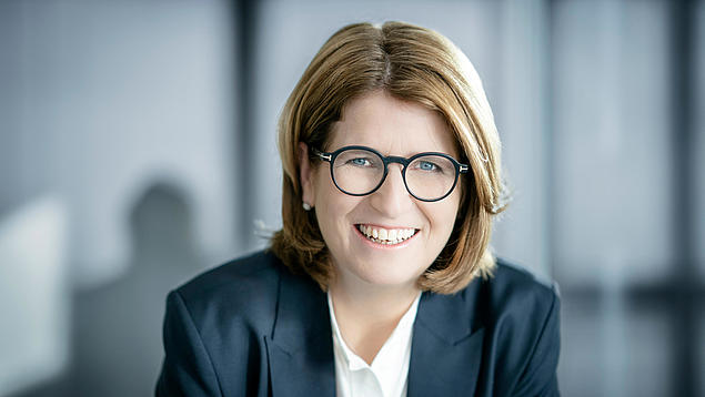 Portraitfoto des Vorstandsmitglieds der HHLA Annette Walter.