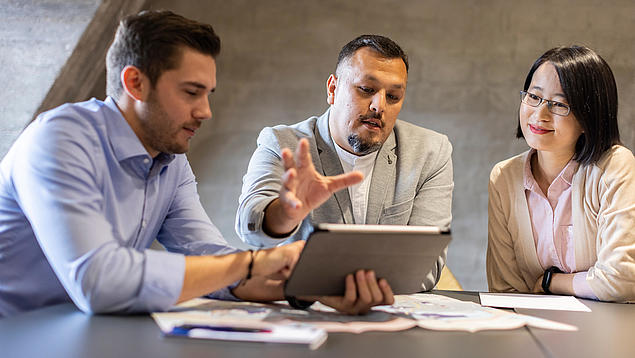 HHLA-Spezialisten bei der Auswertung von Data-Intelligence-Berichten zur Unterstützung fundierter Geschäftsentscheidungen.