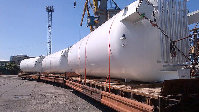 Schwergutladung auf Schienen.