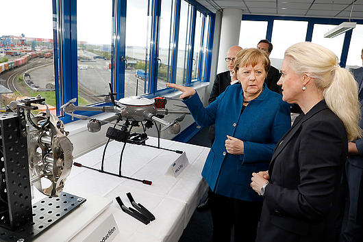 HHLA-CEO Angela Titzrath und Bundeskanzlerin Dr. Angela Merkel